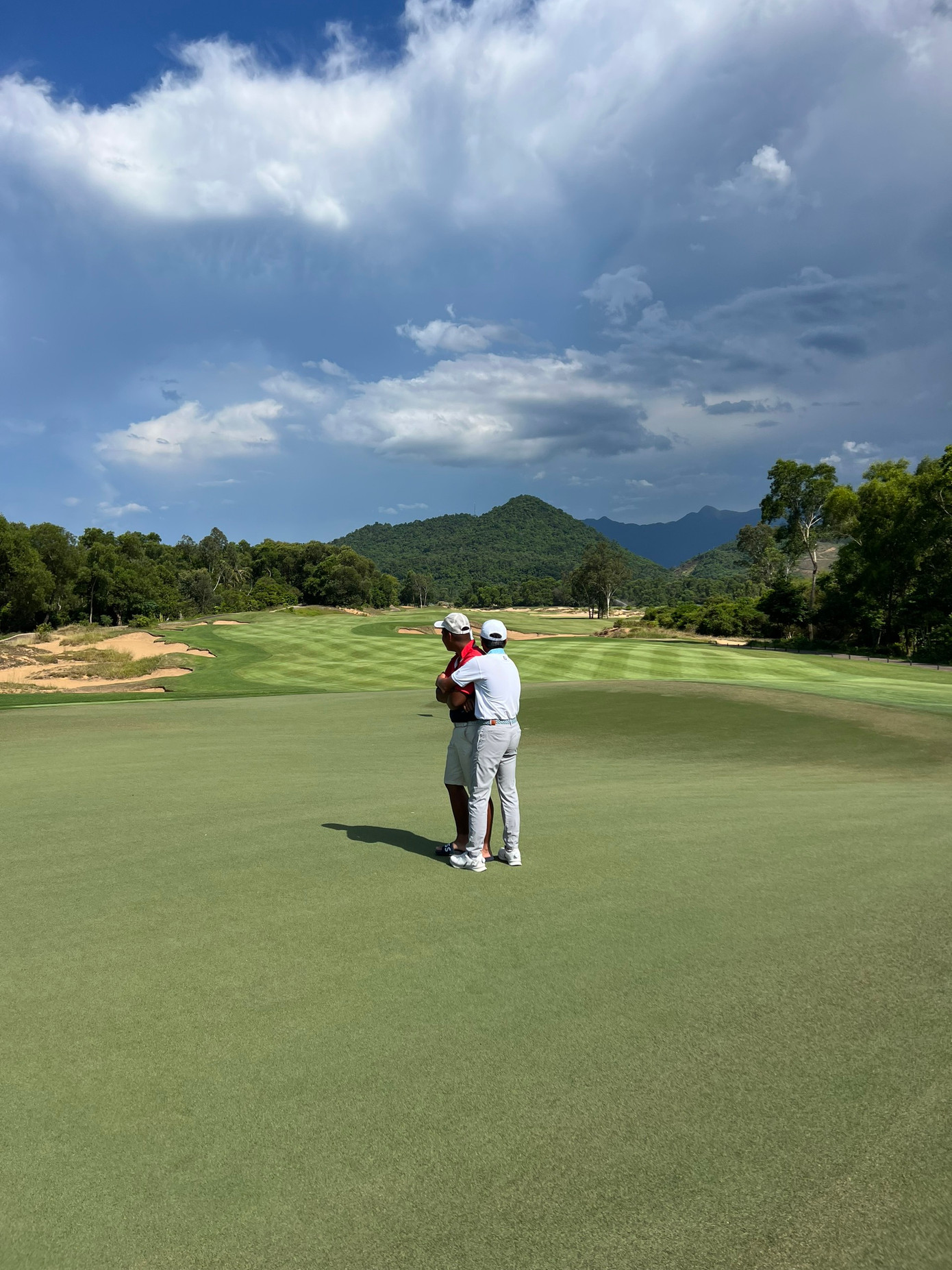 Rất lâu sau, VĐV Phạm Đăng Long (Á quân bảng U15 nam) phát hiện thấy Đức Sơn đứng buồn một mình, liền chạy ra ôm bạn động viên.