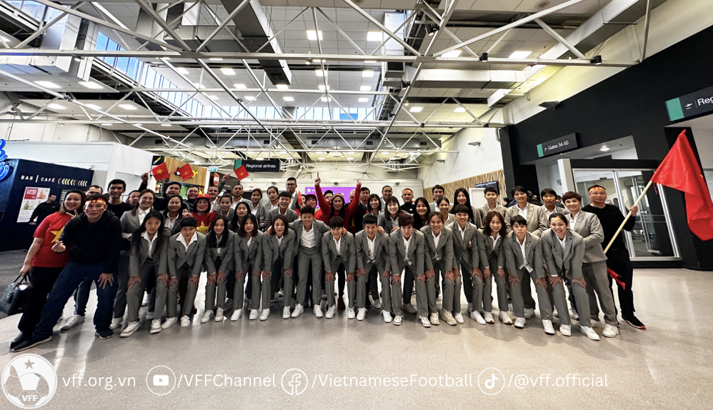 Người hâm mộ đón ĐT nữ Việt Nam tại sân bay Auckland