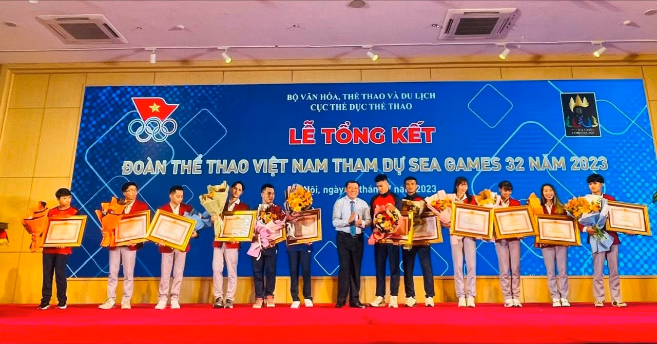 Bộ trưởng Bộ Văn hóa - Thể thao và Du lịch Nguyễn Văn Hùng trao Bằng khen của Thủ tướng Chính phủ tặng các VĐV đạt thành tích xuất sắc tại SEA Games 32. Bộ trưởng Bộ Văn hóa - Thể thao và Du lịch Nguyễn Văn Hùng trao Bằng khen của Thủ tướng Chính phủ tặng các VĐV đạt thành tích xuất sắc tại SEA Games 32.