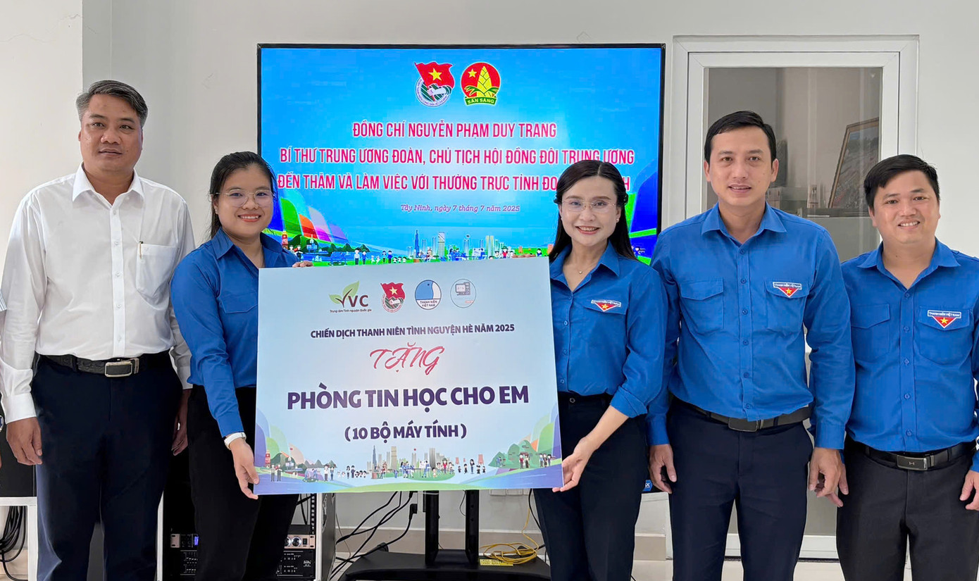 Chị Nguyễn Phạm Duy Trang tặng công trình phòng tin học cho em tại Tây Ninh. Ảnh: BTC Chị Nguyễn Phạm Duy Trang tặng công trình phòng tin học cho em tại Tây Ninh. Ảnh: BTC