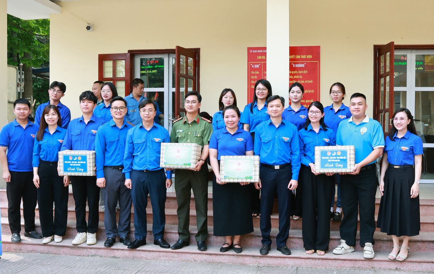 Anh Nguyễn Minh Triết tặng quà đội hình tình nguyện làm nhiệm vụ tại phường Tích Lương. Ảnh: BTC Anh Nguyễn Minh Triết tặng quà đội hình tình nguyện làm nhiệm vụ tại phường Tích Lương. Ảnh: BTC
