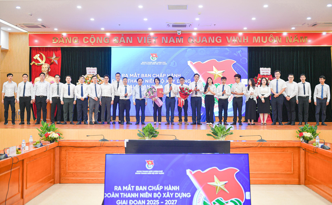 Bí thư Đoàn Thanh niên Chính phủ Bùi Hoàng Tùng và Phó Bí thư thường trực Đảng ủy Bộ, Thứ trưởng Bộ Xây dựng Nguyễn Văn Sinh trao quyết định, tặng hoa chúc mừng Ban Chấp hành Đoàn Thanh niên Bộ Xây dựng giai đoạn 2025 – 2027. Ảnh: BTC Bí thư Đoàn Thanh niên Chính phủ Bùi Hoàng Tùng và Phó Bí thư thường trực Đảng ủy Bộ, Thứ trưởng Bộ Xây dựng Nguyễn Văn Sinh trao quyết định, tặng hoa chúc mừng Ban Chấp hành Đoàn Thanh niên Bộ Xây dựng giai đoạn 2025 – 2027. Ảnh: BTC