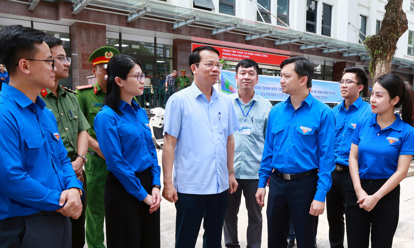 Anh Nguyễn Minh Triết trao đổi với lãnh đạo phường Phan Đình Phùng. Ảnh: BTC Anh Nguyễn Minh Triết trao đổi với lãnh đạo phường Phan Đình Phùng. Ảnh: BTC