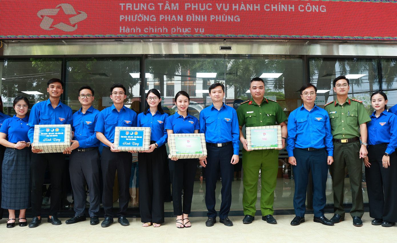 Anh Nguyễn Minh Triết tặng quà đội hình tình nguyện làm nhiệm vụ tại phường Phan Đình Phùng. Ảnh: BTC Anh Nguyễn Minh Triết tặng quà đội hình tình nguyện làm nhiệm vụ tại phường Phan Đình Phùng. Ảnh: BTC