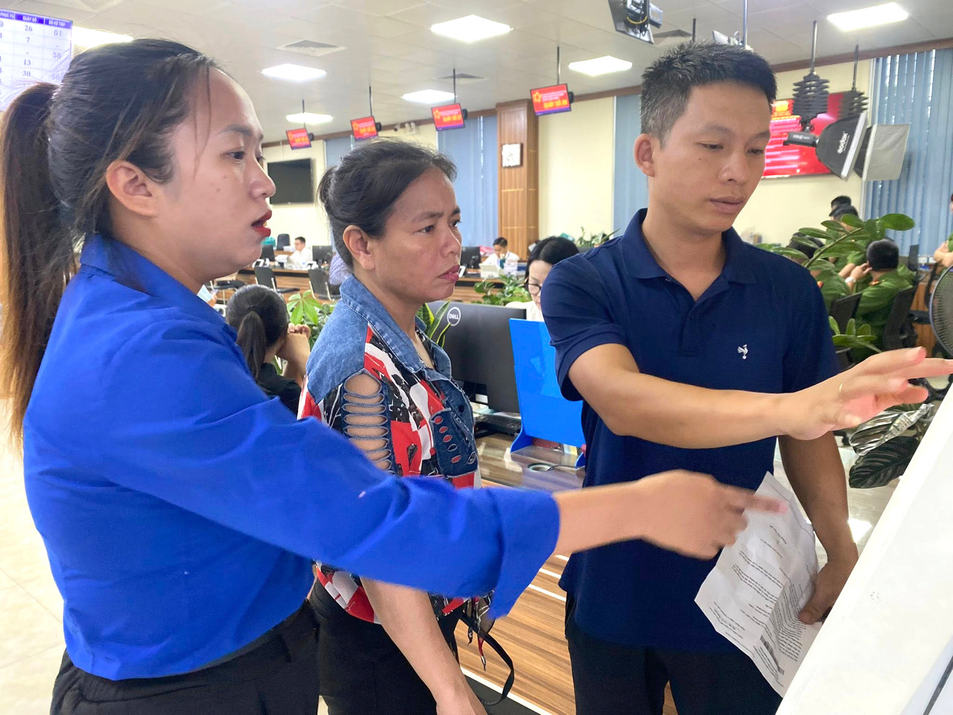 Các tình nguyện viên hỗ trợ người dân thực hiện thủ tục hành chính tại Trung tâm Phục vụ hành chính công và Bộ phận Một cửa phường Hoa Lư, Ninh Bình. Ảnh: TĐNB Các tình nguyện viên hỗ trợ người dân thực hiện thủ tục hành chính tại Trung tâm Phục vụ hành chính công và Bộ phận Một cửa phường Hoa Lư, Ninh Bình. Ảnh: TĐNB