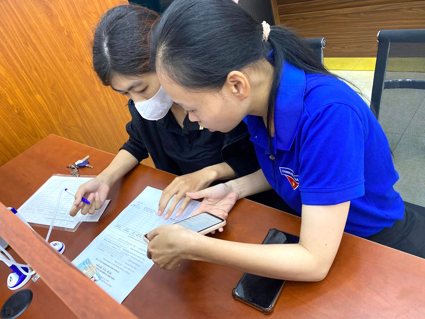 Các tình nguyện viên hỗ trợ người dân thực hiện thủ tục hành chính tại Trung tâm Phục vụ hành chính công và Bộ phận Một cửa phường Hoa Lư, Ninh Bình. Ảnh: TĐNB Các tình nguyện viên hỗ trợ người dân thực hiện thủ tục hành chính tại Trung tâm Phục vụ hành chính công và Bộ phận Một cửa phường Hoa Lư, Ninh Bình. Ảnh: TĐNB