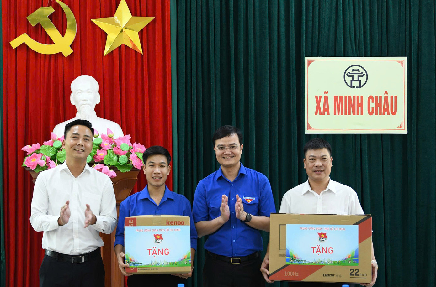 Bí thư thứ nhất T.Ư Đoàn Bùi Quang Huy thăm, động viên và tặng quà đội tình nguyện làm nhiệm vụ tại xã Minh Châu. Ảnh: Hoàng Mạnh Thắng Bí thư thứ nhất T.Ư Đoàn Bùi Quang Huy thăm, động viên và tặng quà đội tình nguyện làm nhiệm vụ tại xã Minh Châu. Ảnh: Hoàng Mạnh Thắng