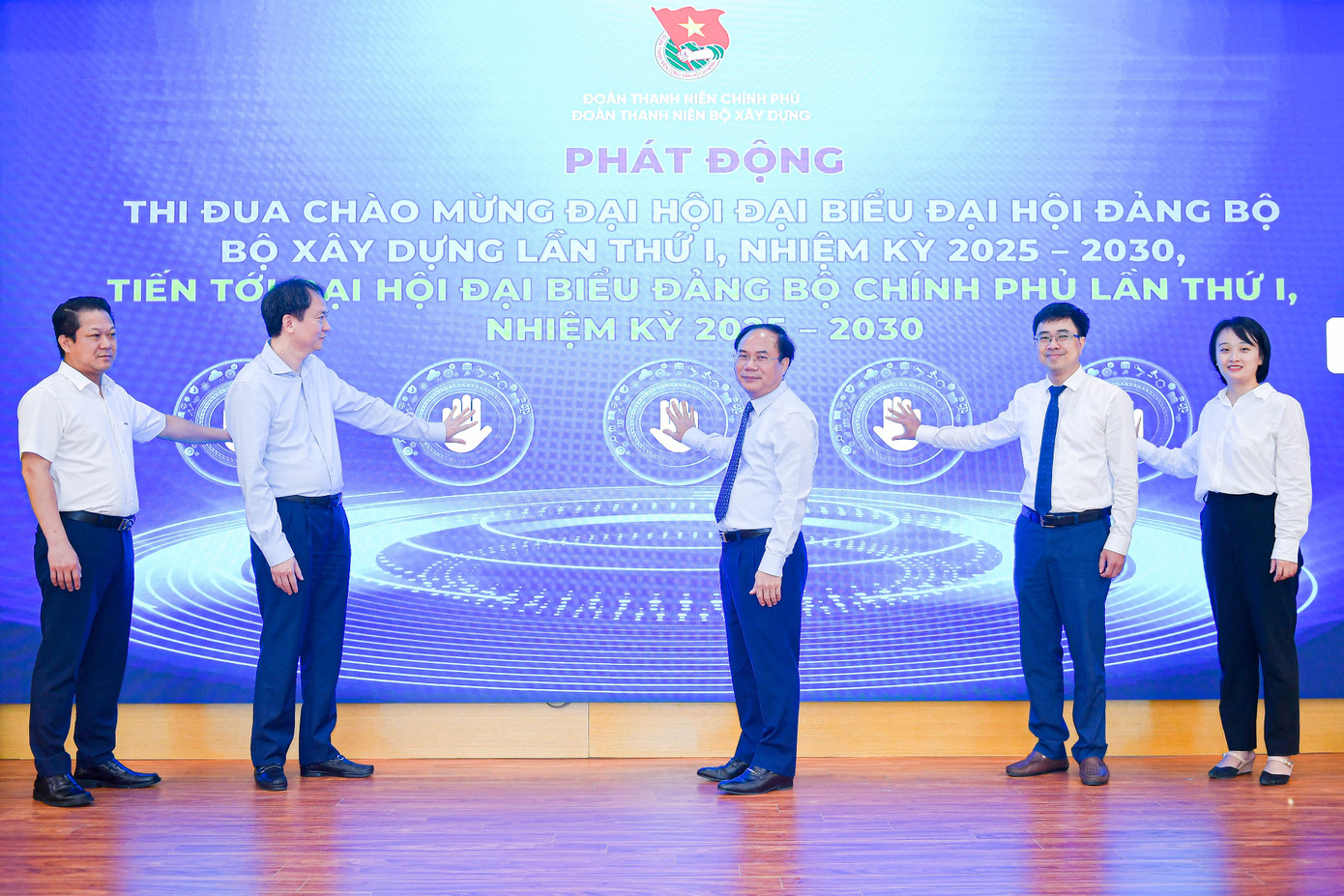 Các đại biểu thực hiện nghi thức phát động thi đua chào mừng Đại hội đại biểu Đại hội Đảng bộ Bộ Xây dựng lần thứ I, nhiệm kỳ 2025 – 2030, tiến tới Đại hội Đại biểu Đảng bộ Chính phủ lần thứ I, nhiệm kỳ 2025 – 2030. Ảnh: BTC Các đại biểu thực hiện nghi thức phát động thi đua chào mừng Đại hội đại biểu Đại hội Đảng bộ Bộ Xây dựng lần thứ I, nhiệm kỳ 2025 – 2030, tiến tới Đại hội Đại biểu Đảng bộ Chính phủ lần thứ I, nhiệm kỳ 2025 – 2030. Ảnh: BTC
