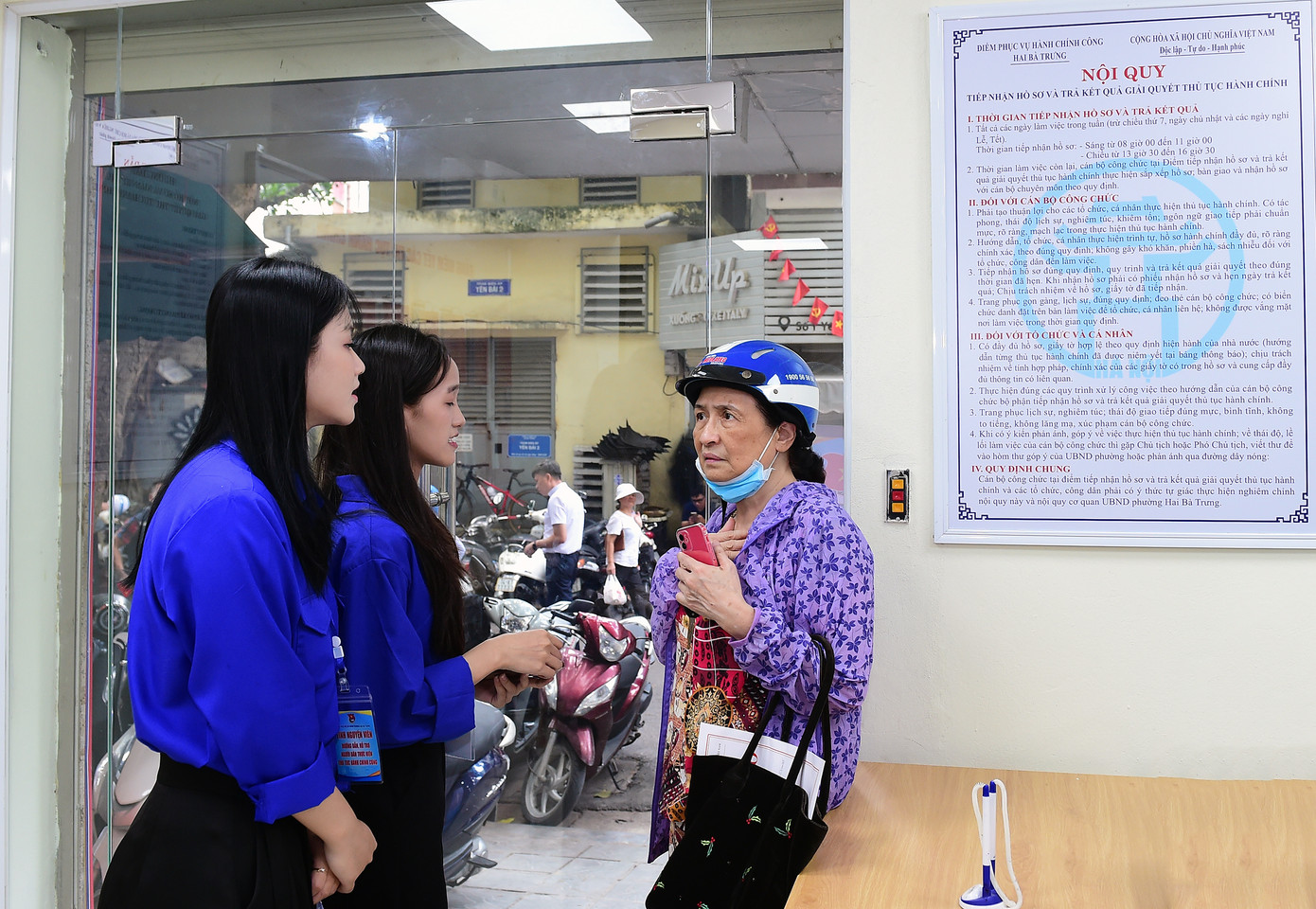Huyền Nga và đồng đội tham gia hỗ trợ tiếp đón, hỗ trợ đăng ký số cho người dân đến làm thủ tục hành chính ở phường Hai Bà Trưng. Ảnh: Xuân Tùng Huyền Nga và đồng đội tham gia hỗ trợ tiếp đón, hỗ trợ đăng ký số cho người dân đến làm thủ tục hành chính ở phường Hai Bà Trưng. Ảnh: Xuân Tùng