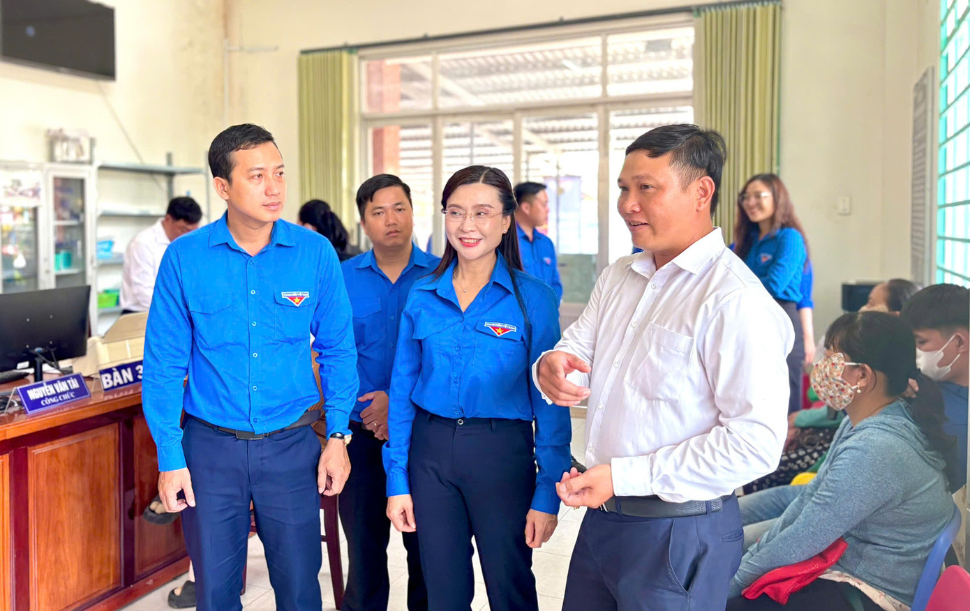 Chị Nguyễn Phạm Duy Trang thăm, động viên các tình nguyện viên làm nhiệm vụ tại xã Đông Thành; trao đổi với lãnh đạo địa phương. Ảnh: BTC Chị Nguyễn Phạm Duy Trang thăm, động viên các tình nguyện viên làm nhiệm vụ tại xã Đông Thành; trao đổi với lãnh đạo địa phương. Ảnh: BTC