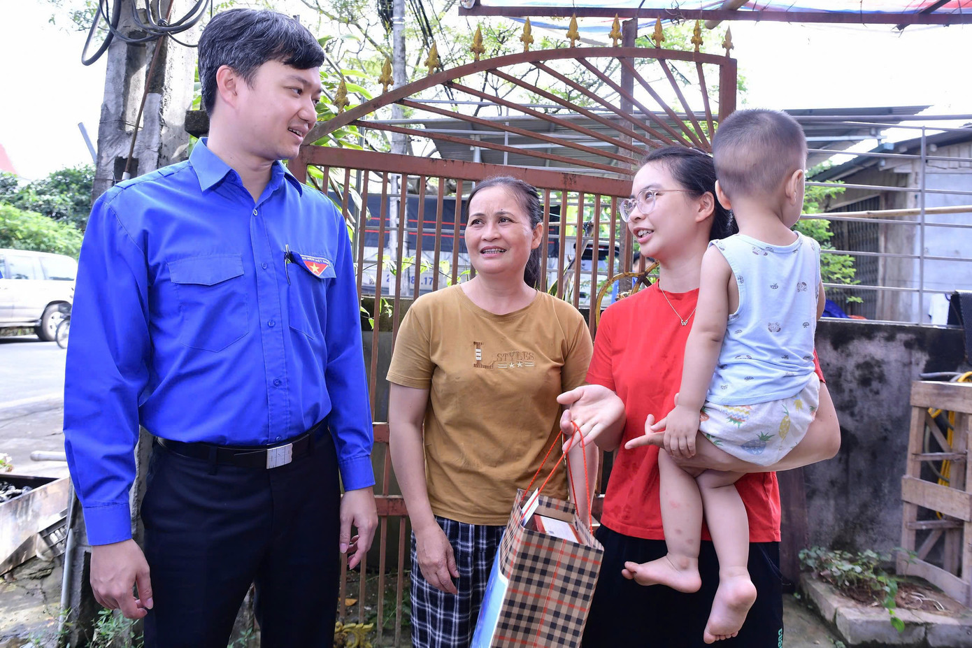 Bí thư T.Ư Đoàn, Chủ tịch Hội Sinh viên Việt Nam Nguyễn Minh Triết dẫn đầu đoàn công tác đã đến các hộ dân nằm trong khu vực dự án điện, thăm hỏi, trao quà tặng, động viên. Ảnh: BTC