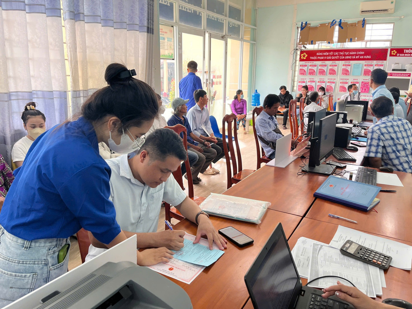 Đội hình thanh niên tình nguyện xã Mỹ An Hưng triển khai hoạt động hỗ trợ, tuyên truyền đến người dân. Ảnh: TĐĐT Đội hình thanh niên tình nguyện xã Mỹ An Hưng triển khai hoạt động hỗ trợ, tuyên truyền đến người dân. Ảnh: TĐĐT