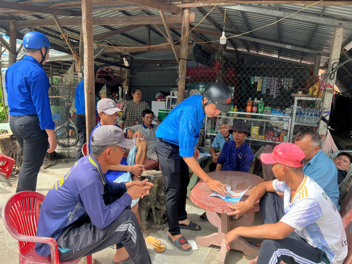 Đội hình thanh niên tình nguyện xã Mỹ An Hưng triển khai hoạt động hỗ trợ, tuyên truyền đến người dân. Ảnh: TĐĐT Đội hình thanh niên tình nguyện xã Mỹ An Hưng triển khai hoạt động hỗ trợ, tuyên truyền đến người dân. Ảnh: TĐĐT