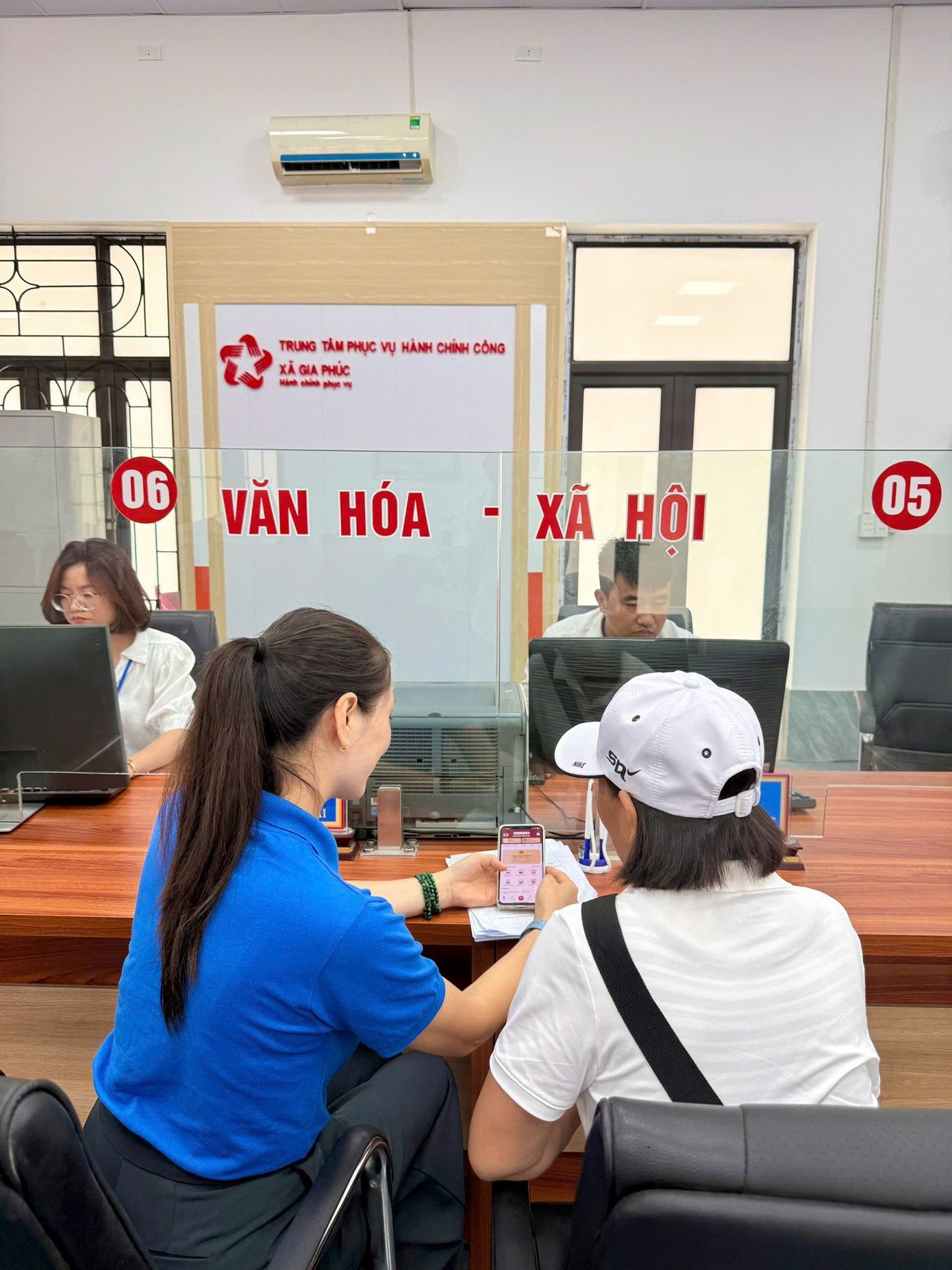 Thanh niên tình nguyện ở Hải Phòng hướng dẫn người dân đến thực hiện thủ tục hành chính trong 2 ngày đầu tháng 7/2025. Ảnh: TĐHP Thanh niên tình nguyện ở Hải Phòng hướng dẫn người dân đến thực hiện thủ tục hành chính trong 2 ngày đầu tháng 7/2025. Ảnh: TĐHP