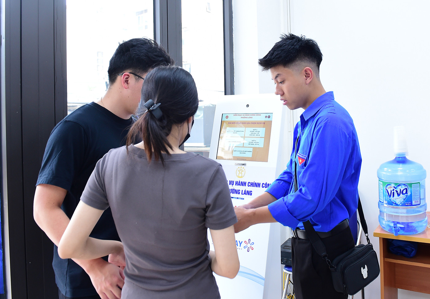 Đoàn viên thanh niên tại Hà Nội hỗ trợ tại trung tâm phục vụ dịch vụ hành chính công phường Bạch Mai, phường Láng. Ảnh: Xuân Tùng Đoàn viên thanh niên tại Hà Nội hỗ trợ tại trung tâm phục vụ dịch vụ hành chính công phường Bạch Mai, phường Láng. Ảnh: Xuân Tùng