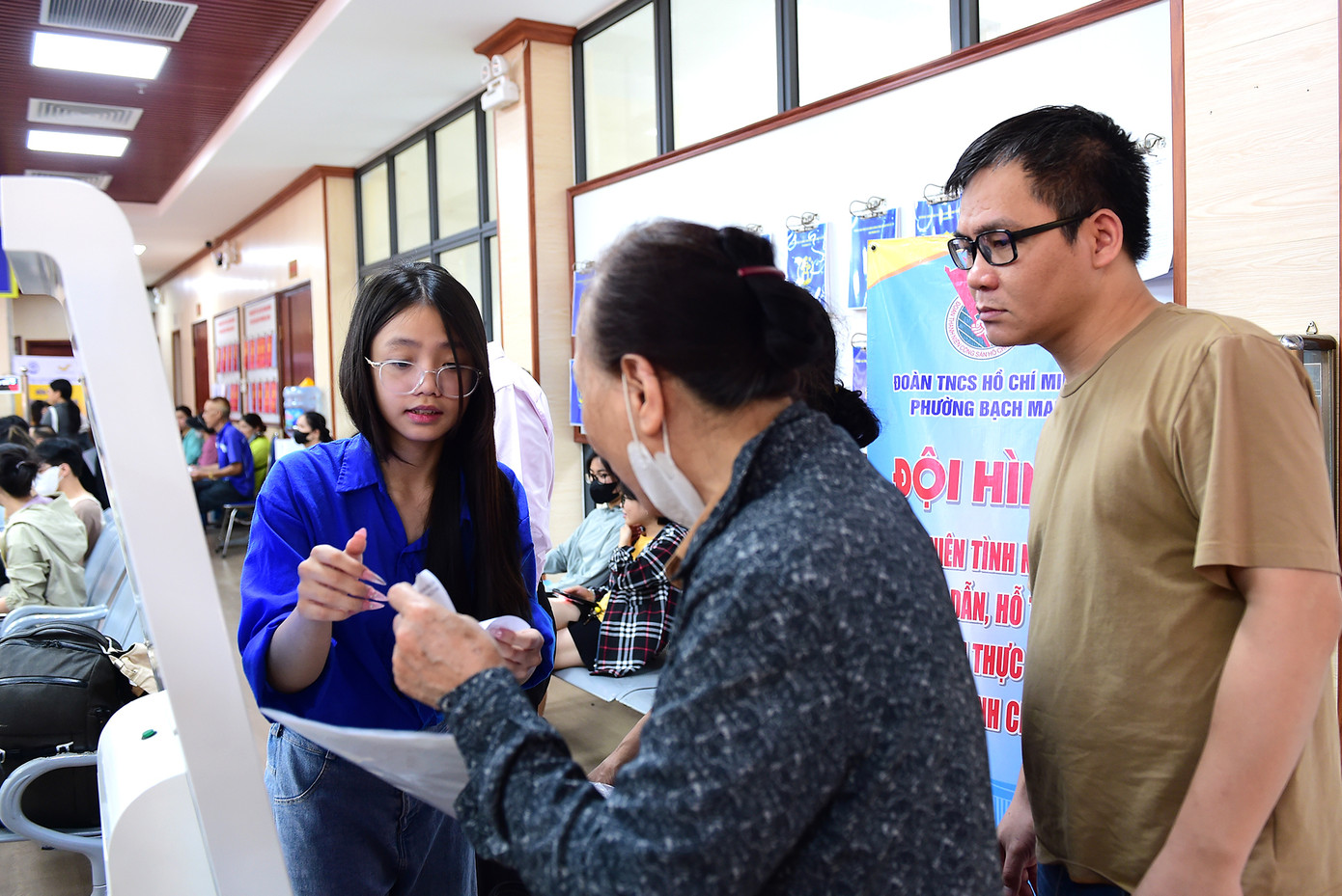 Đoàn viên thanh niên tại Hà Nội hỗ trợ tại trung tâm phục vụ dịch vụ hành chính công phường Bạch Mai, phường Láng. Ảnh: Xuân Tùng Đoàn viên thanh niên tại Hà Nội hỗ trợ tại trung tâm phục vụ dịch vụ hành chính công phường Bạch Mai, phường Láng. Ảnh: Xuân Tùng