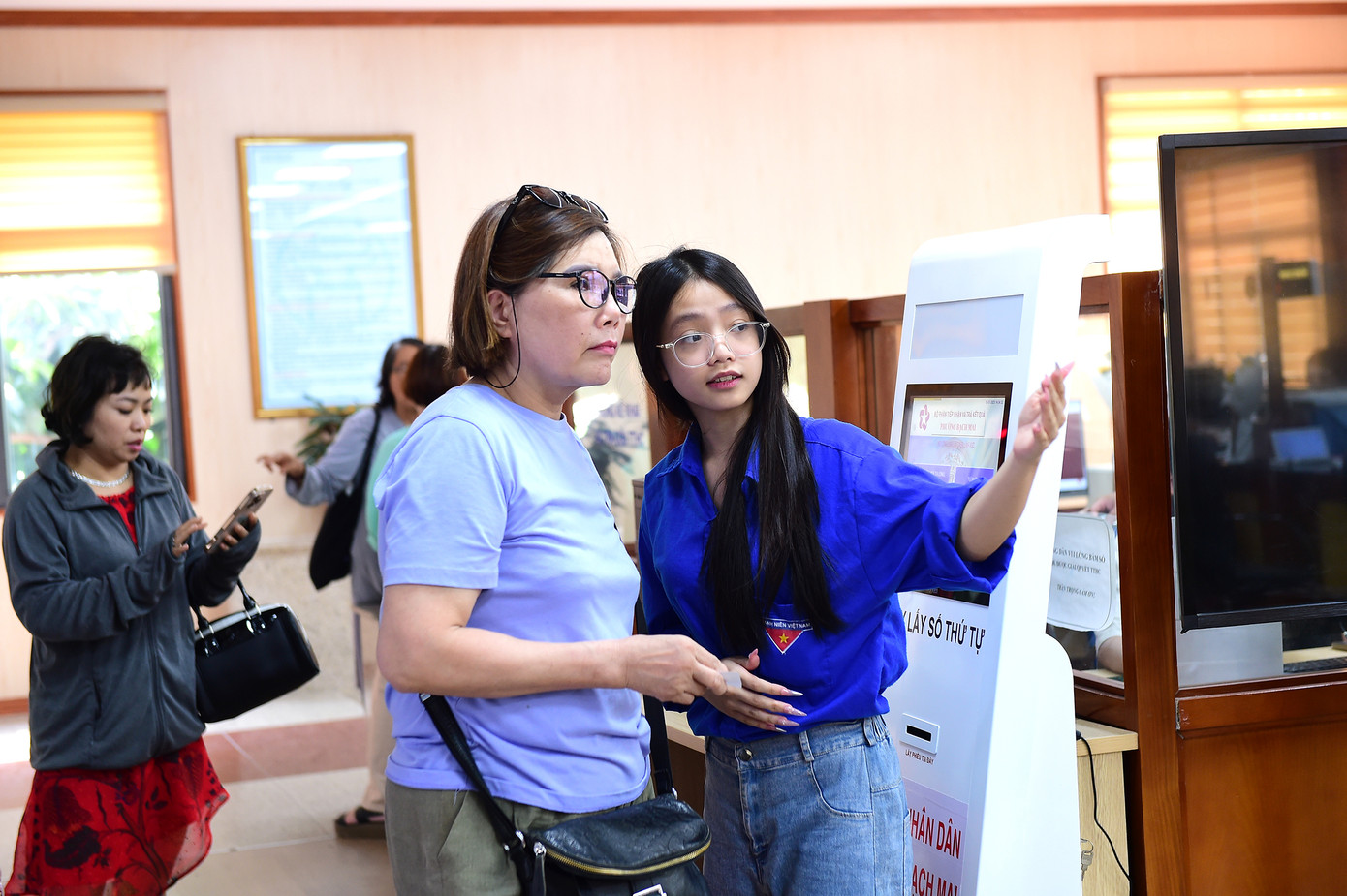 Đoàn viên thanh niên tại Hà Nội hỗ trợ tại trung tâm phục vụ dịch vụ hành chính công phường Bạch Mai, phường Láng. Ảnh: Xuân Tùng Đoàn viên thanh niên tại Hà Nội hỗ trợ tại trung tâm phục vụ dịch vụ hành chính công phường Bạch Mai, phường Láng. Ảnh: Xuân Tùng