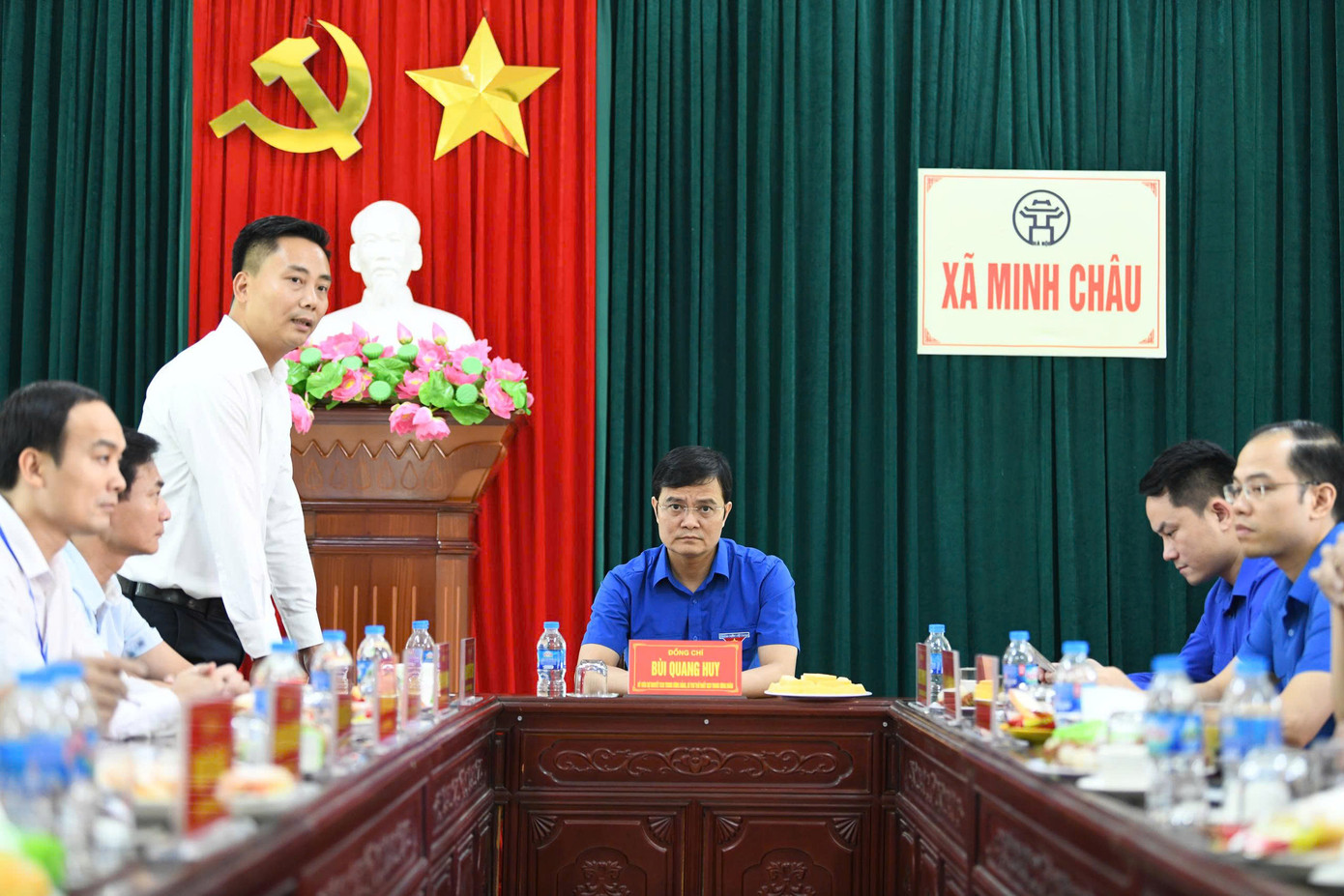 Bí thư Đảng ủy xã Minh Châu Nguyễn Đức Tiến báo cáo tại buổi làm việc. Ảnh: Hoàng Mạnh Thắng Bí thư Đảng ủy xã Minh Châu Nguyễn Đức Tiến báo cáo tại buổi làm việc. Ảnh: Hoàng Mạnh Thắng