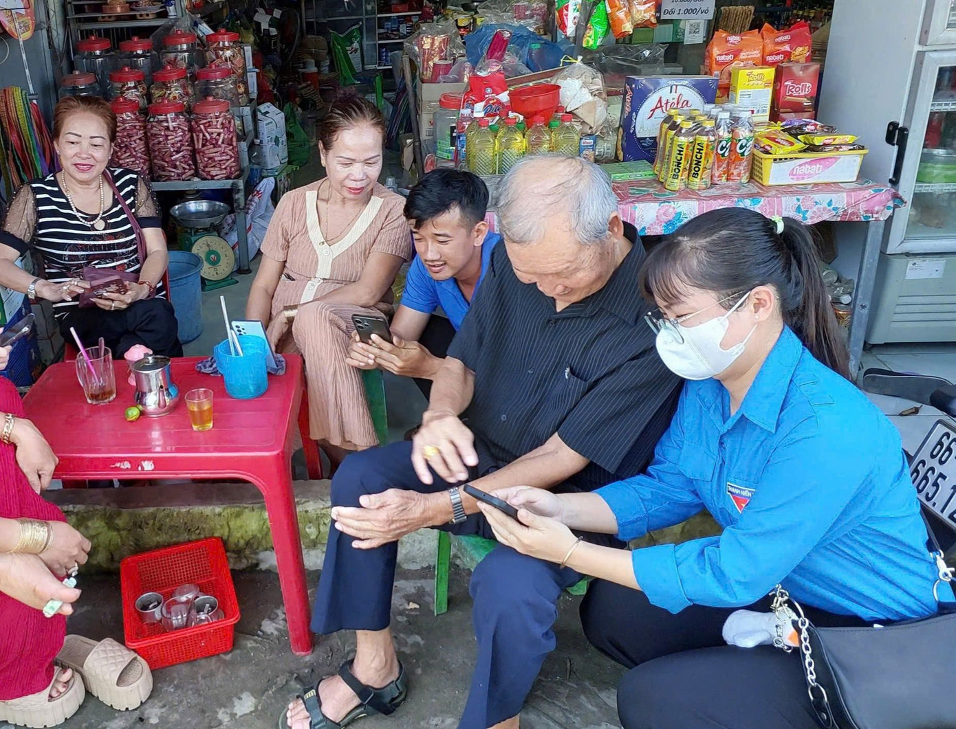 Thanh niên tình nguyện tại Đồng Tháp triển khai hoạt động "Bình dân học vụ số" tuyên truyền, hướng dẫn người dân kỹ năng số. Ảnh: TĐĐT