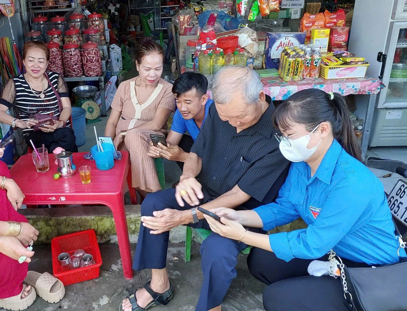 Thanh niên tình nguyện tại Đồng Tháp triển khai hoạt động "Bình dân học vụ số" tuyên truyền, hướng dẫn người dân kỹ năng số. Ảnh: TĐĐT