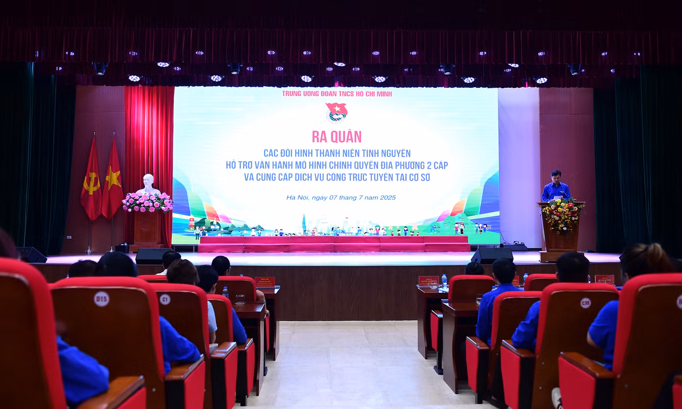 T.Ư Đoàn tổ chức lễ ra quân các đội hình thanh niên tình nguyện hỗ trợ vận hành chính quyền địa phương 2 cấp và cung cấp dịch vụ công trực tuyến tại Hà Nội. Ảnh: Xuân Tùng