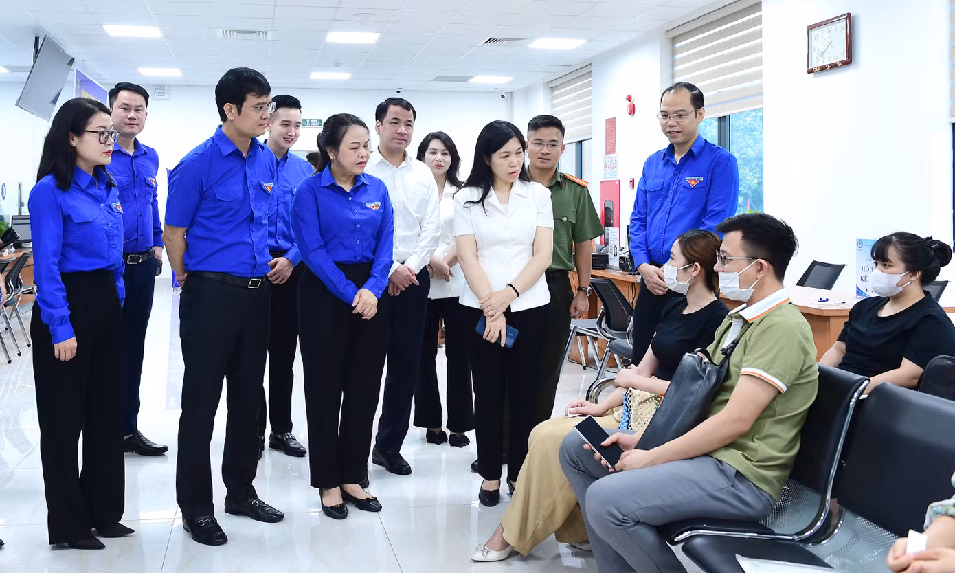 Đại biểu MTTQ Việt Nam và T.Ư Đoàn thăm hỏi người dân đến làm thủ tục hành chính tại Trung tâm phục vụ hành chính công phường Cầu Giấy sáng 7/7. Ảnh: Xuân Tùng