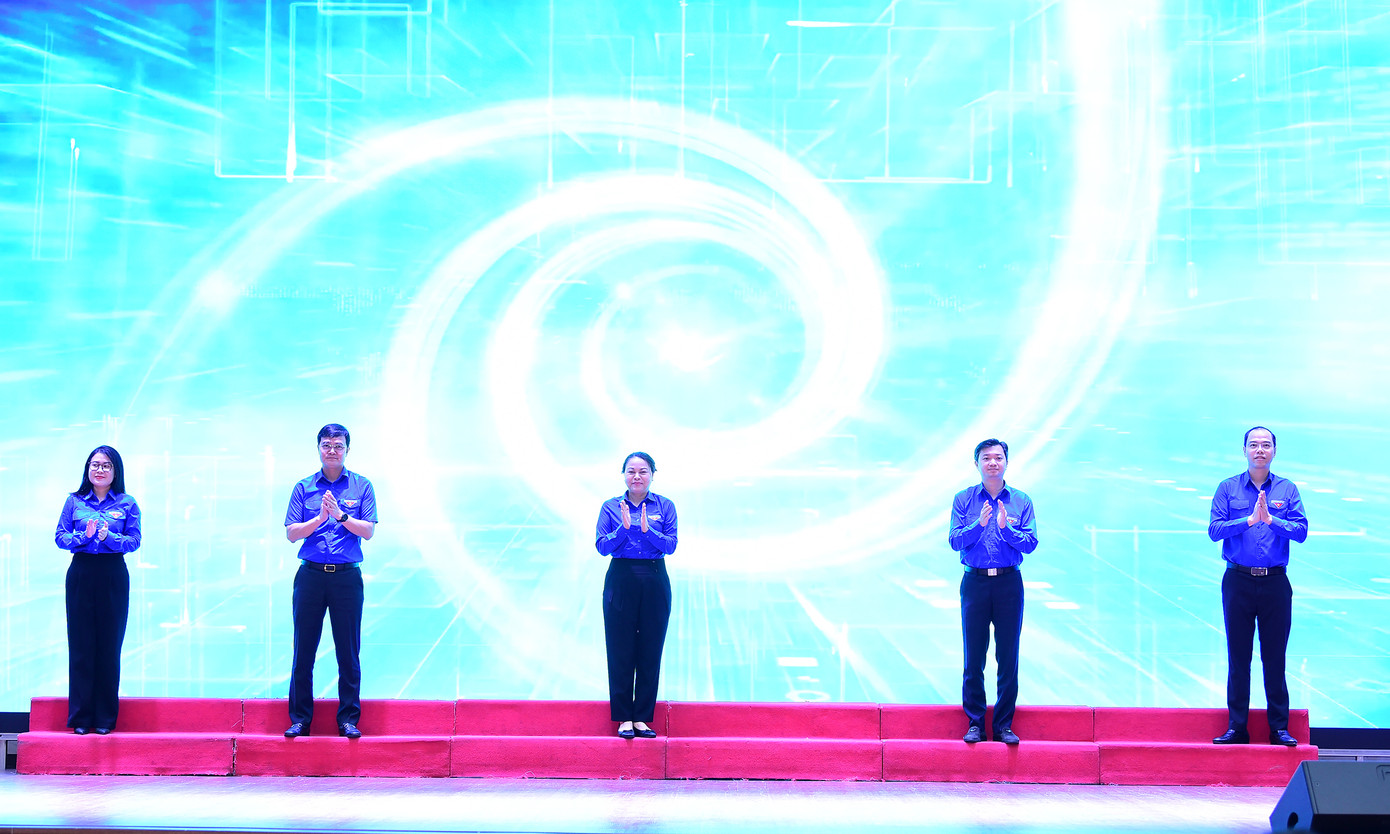 Các đại biểu thực hiện nghi thức ra quân. Ảnh: Xuân Tùng Các đại biểu thực hiện nghi thức ra quân. Ảnh: Xuân Tùng