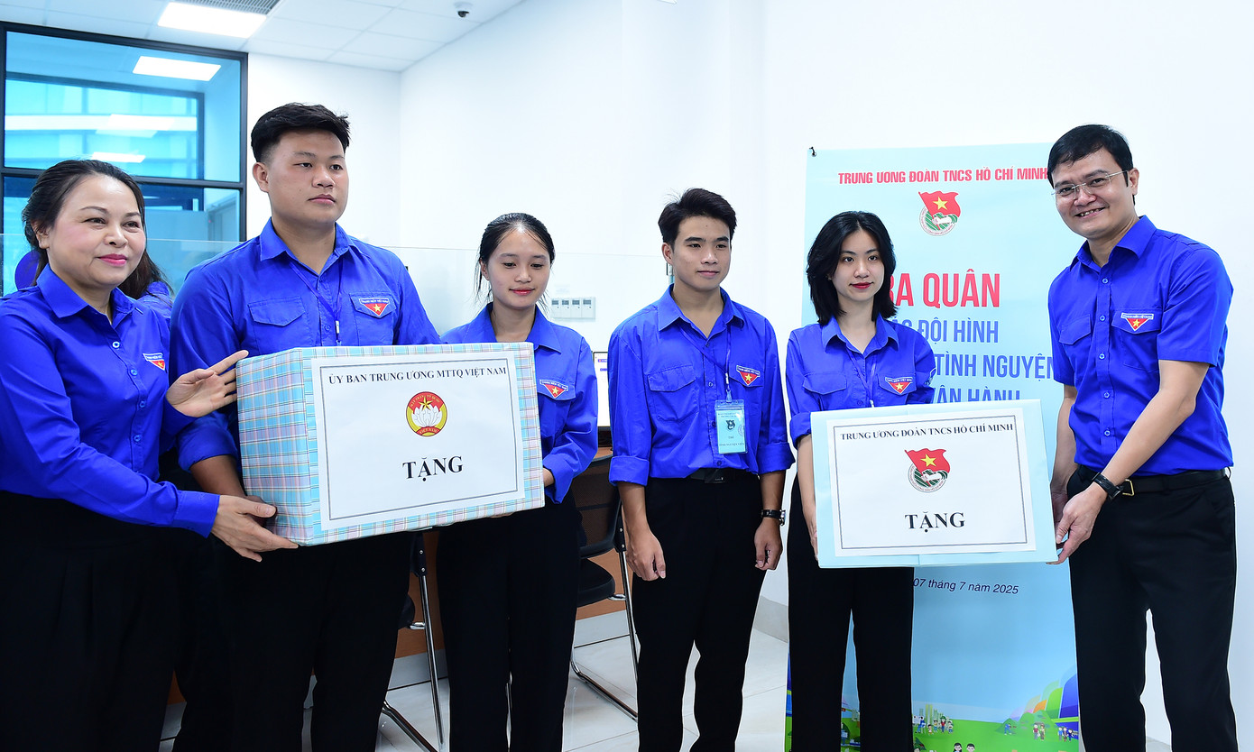 Phó Chủ tịch -Tổng Thư ký Ủy ban Trung ương MTTQ Việt Nam Nguyễn Thị Thu Hà và Bí thư thứ nhất T.Ư Đoàn Bùi Quang Huy tặng quà đội thanh niên tình nguyện tại Trung tâm phục vụ hành chính công phường Cầu Giấy. Ảnh: Xuân Tùng Phó Chủ tịch -Tổng Thư ký Ủy ban Trung ương MTTQ Việt Nam Nguyễn Thị Thu Hà và Bí thư thứ nhất T.Ư Đoàn Bùi Quang Huy tặng quà đội thanh niên tình nguyện tại Trung tâm phục vụ hành chính công phường Cầu Giấy. Ảnh: Xuân Tùng