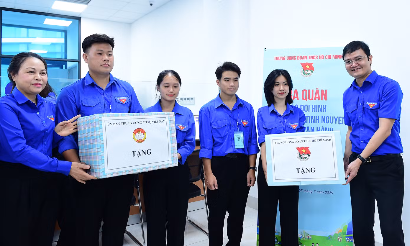 Phó Chủ tịch -Tổng Thư ký Ủy ban Trung ương MTTQ Việt Nam Nguyễn Thị Thu Hà và Bí thư thứ nhất T.Ư Đoàn Bùi Quang Huy tặng quà đội thanh niên tình nguyện tại Trung tâm phục vụ hành chính công phường Cầu Giấy. Ảnh: Xuân Tùng