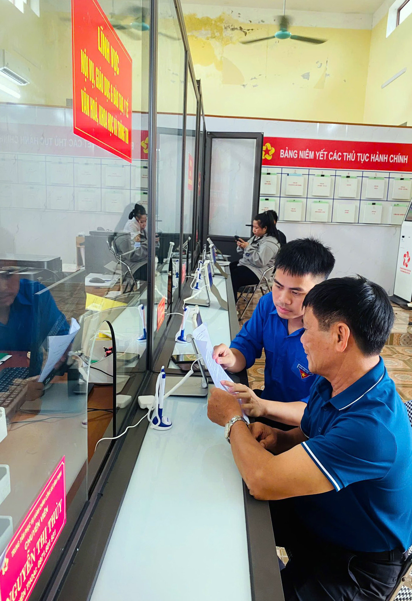 Thanh niên tình nguyện ở Hải Phòng hướng dẫn người dân đến thực hiện thủ tục hành chính trong 2 ngày đầu tháng 7/2025. Ảnh: TĐHP Thanh niên tình nguyện ở Hải Phòng hướng dẫn người dân đến thực hiện thủ tục hành chính trong 2 ngày đầu tháng 7/2025. Ảnh: TĐHP