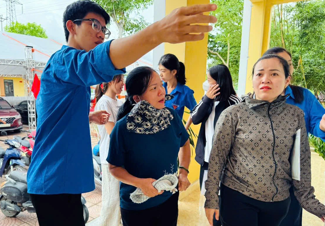 Thanh niên tình nguyện ở Hải Phòng tiếp đón, hướng dẫn người dân đến thực hiện thủ tục hành chính. Ảnh: TĐHP Thanh niên tình nguyện ở Hải Phòng tiếp đón, hướng dẫn người dân đến thực hiện thủ tục hành chính. Ảnh: TĐHP