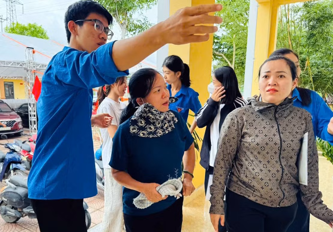 Thanh niên tình nguyện ở Hải Phòng tiếp đón, hướng dẫn người dân đến thực hiện thủ tục hành chính. Ảnh: TĐHP