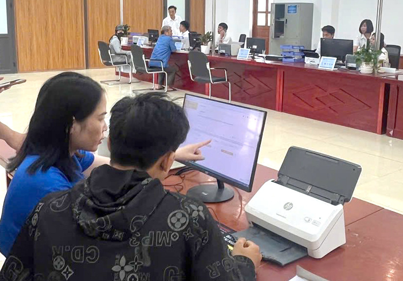 Người dân, thanh niên được "áo xanh" hỗ trợ tại trung tâm dịch vụ hành chính công xã, phường. Ảnh: TĐHP Người dân, thanh niên được "áo xanh" hỗ trợ tại trung tâm dịch vụ hành chính công xã, phường. Ảnh: TĐHP