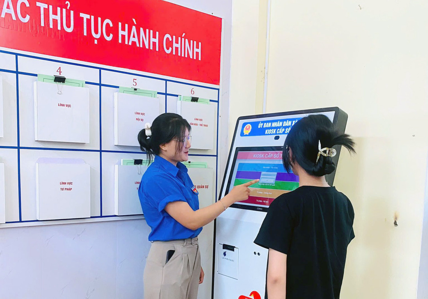 Người dân, thanh niên được "áo xanh" hỗ trợ tại trung tâm dịch vụ hành chính công xã, phường. Ảnh: TĐHP Người dân, thanh niên được "áo xanh" hỗ trợ tại trung tâm dịch vụ hành chính công xã, phường. Ảnh: TĐHP