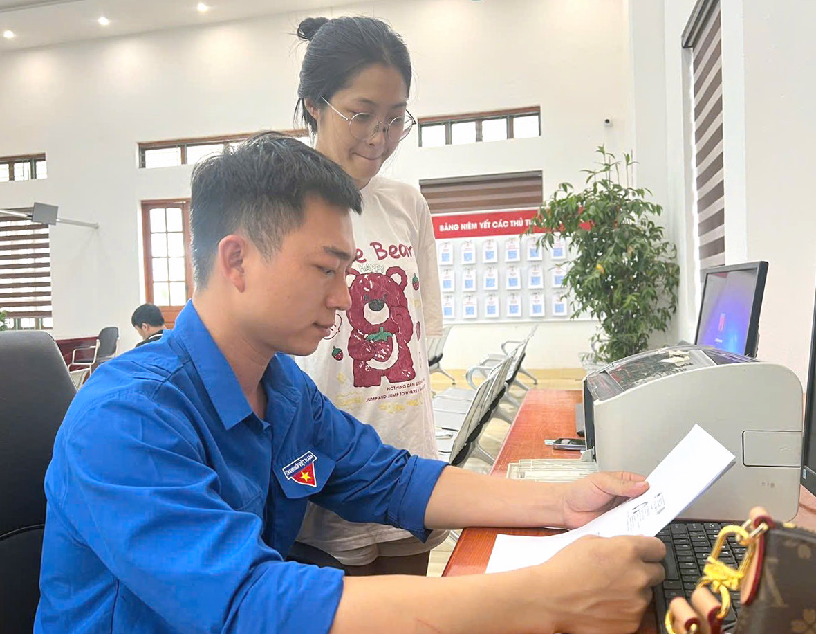 Người dân, thanh niên được "áo xanh" hỗ trợ tại trung tâm dịch vụ hành chính công xã, phường. Ảnh: TĐHP Người dân, thanh niên được "áo xanh" hỗ trợ tại trung tâm dịch vụ hành chính công xã, phường. Ảnh: TĐHP
