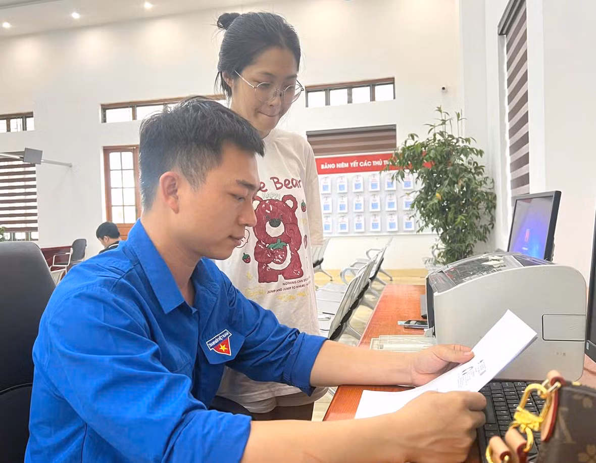 Người dân, thanh niên được "áo xanh" hỗ trợ tại trung tâm dịch vụ hành chính công xã, phường. Ảnh: TĐHP
