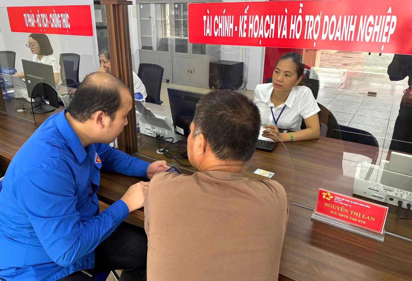 Người dân, thanh niên được "áo xanh" hỗ trợ tại trung tâm dịch vụ hành chính công xã, phường. Ảnh: TĐHP Người dân, thanh niên được "áo xanh" hỗ trợ tại trung tâm dịch vụ hành chính công xã, phường. Ảnh: TĐHP