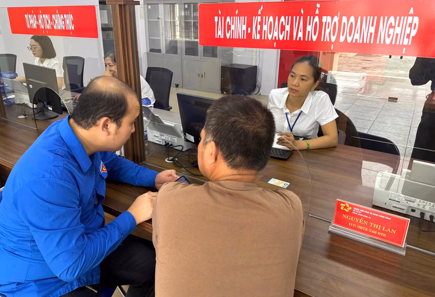 Người dân, thanh niên được "áo xanh" hỗ trợ tại trung tâm dịch vụ hành chính công xã, phường. Ảnh: TĐHP