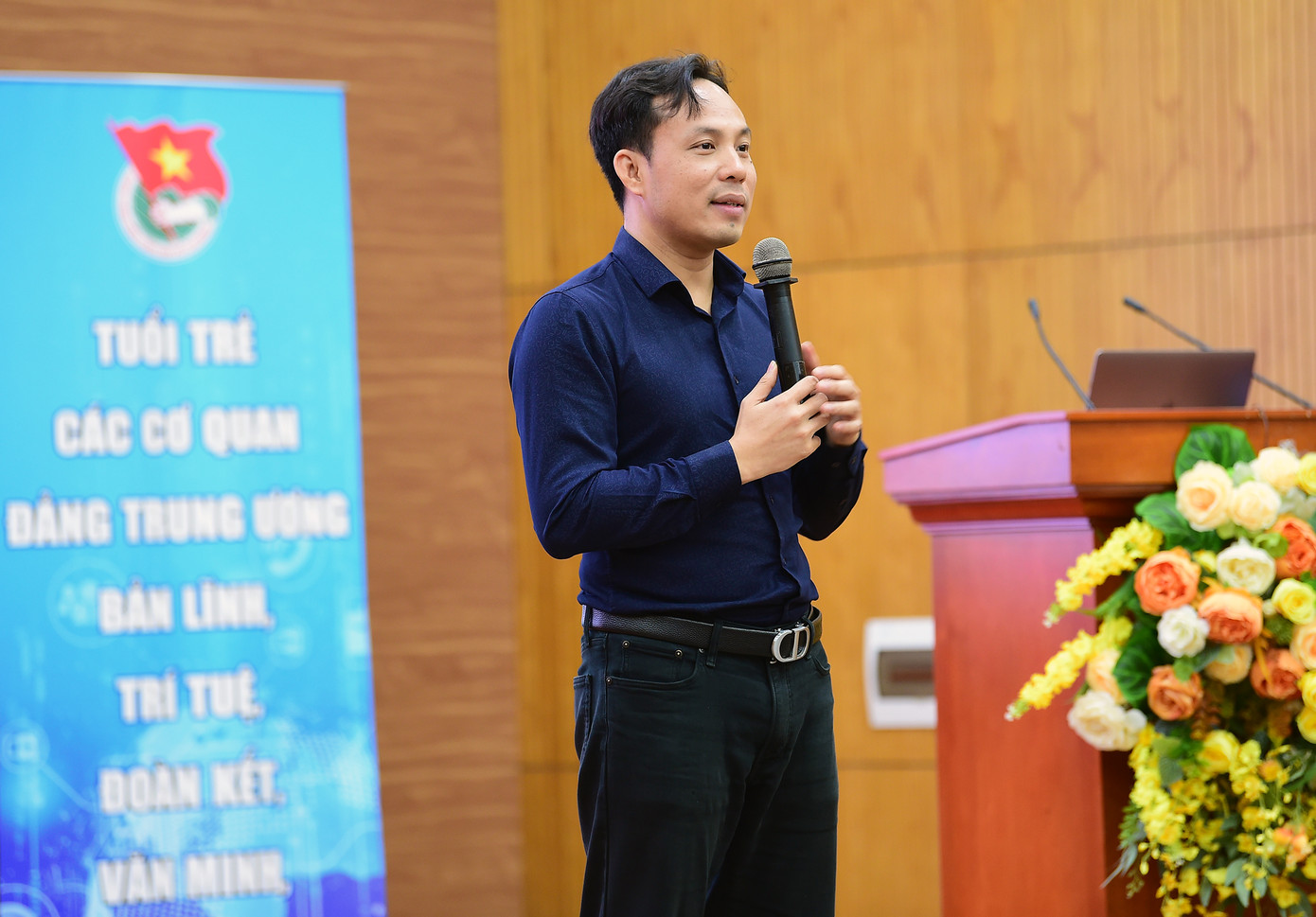 Ông Bùi Quang Cường – Nhà sáng lập và CEO Iviet chia sẻ tại diễn đàn. Ảnh: Xuân Tùng