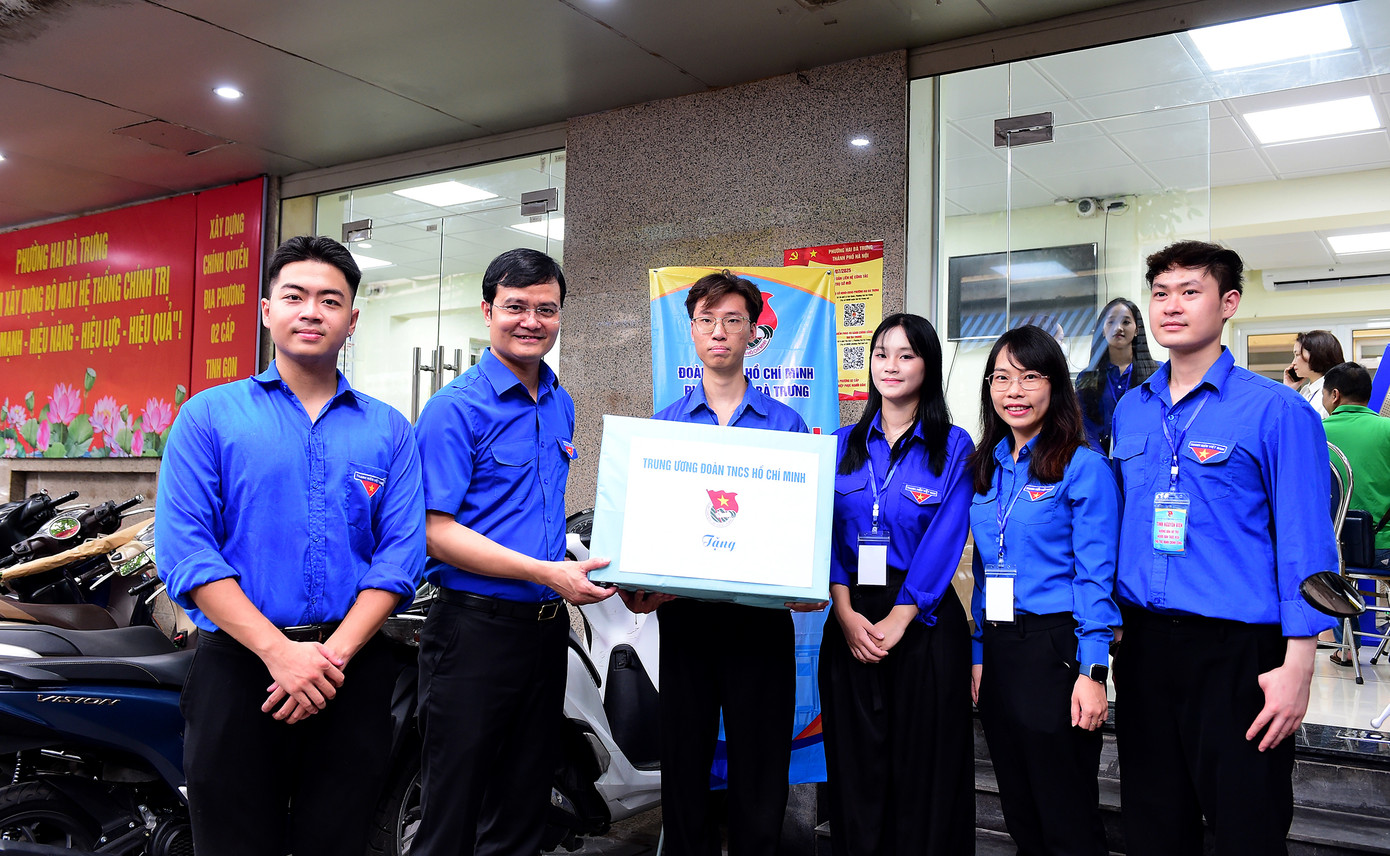 Anh Bùi Quang Huy tặng quà đội hình thanh niên niên tình nguyện làm nhiệm vụ tại phường Hai Bà Trưng, Hà Nội. Ảnh: Xuân Tùng Anh Bùi Quang Huy tặng quà đội hình thanh niên niên tình nguyện làm nhiệm vụ tại phường Hai Bà Trưng, Hà Nội. Ảnh: Xuân Tùng