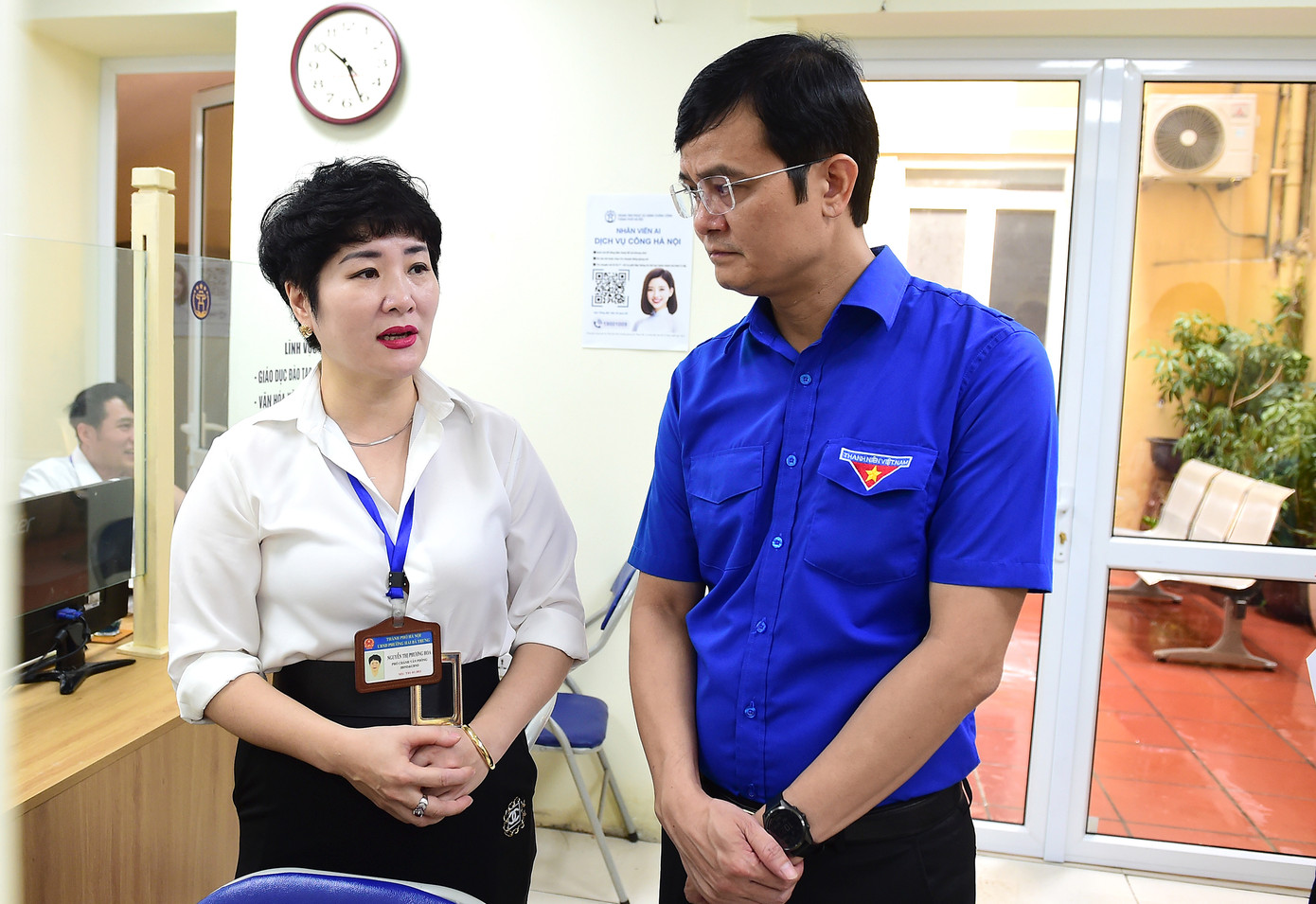 Anh Bùi Quang Huy trao đổi với cán bộ văn phòng phường Hai Bà Trưng. Ảnh: Xuân Tùng Anh Bùi Quang Huy trao đổi với cán bộ văn phòng phường Hai Bà Trưng. Ảnh: Xuân Tùng