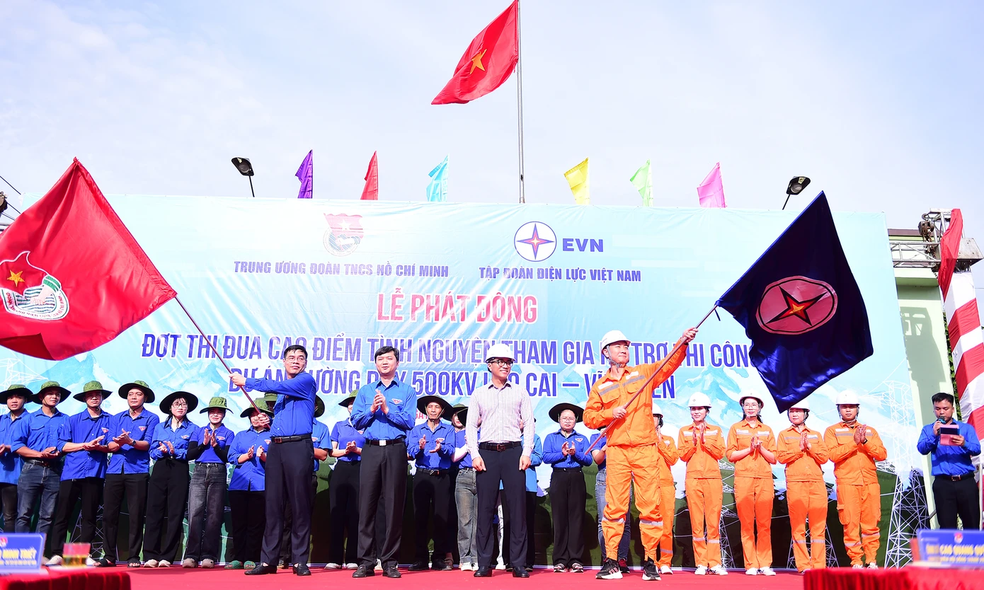 Nghi thức trao cờ lệnh chương trình thi đua cao điểm tình nguyện tham gia hỗ trợ thi công dự án đường dây 500KV Lào Cai - Vĩnh Yên. Ảnh: Xuân Tùng.