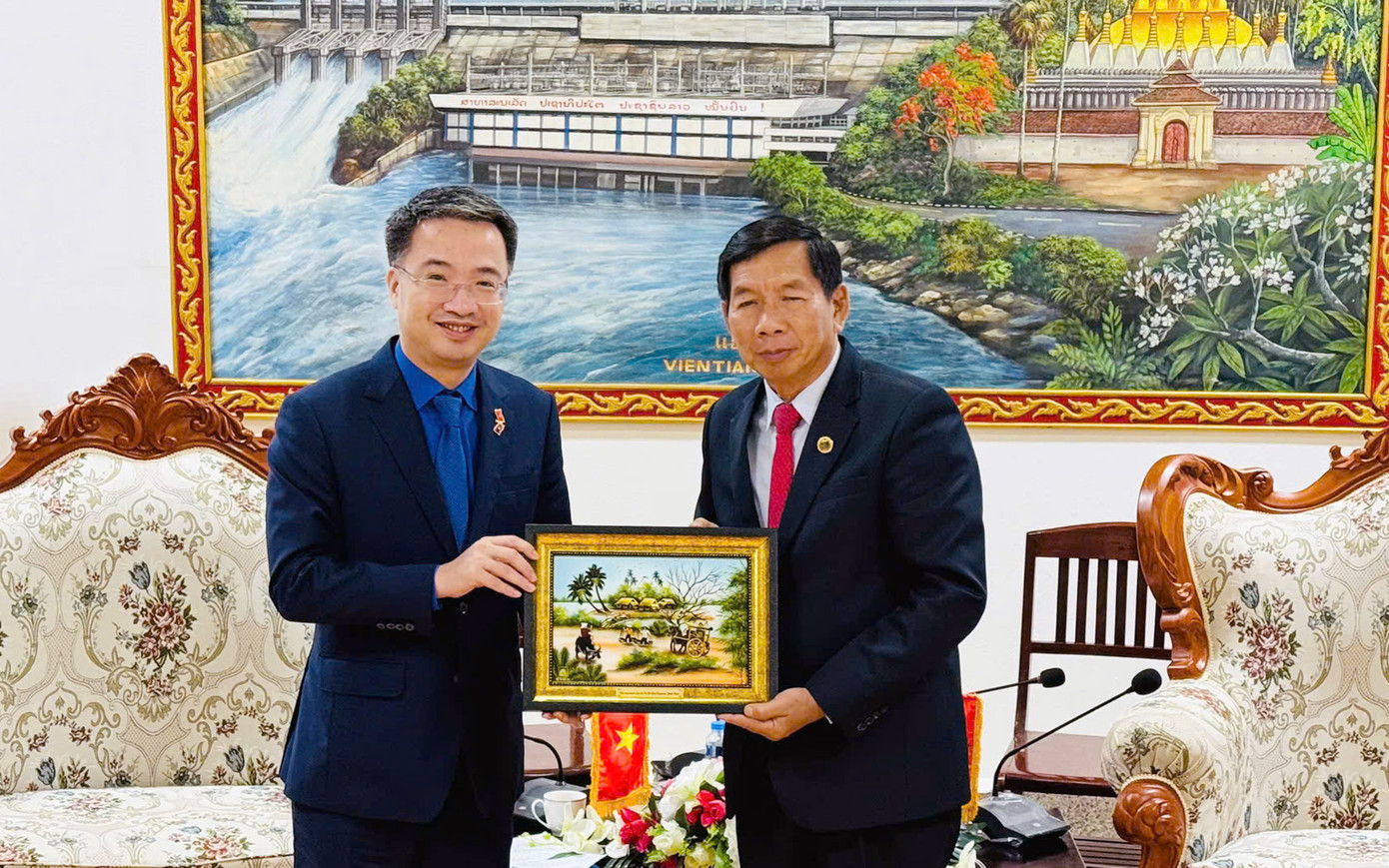 Bí thư T.Ư Đoàn, Chủ tịch Hội LHTN Việt Nam Nguyễn Tường Lâm và Bí thư Tỉnh ủy, Tỉnh trưởng Viêng Chăn Khamphan Sitthidampha. Ảnh: BTC Bí thư T.Ư Đoàn, Chủ tịch Hội LHTN Việt Nam Nguyễn Tường Lâm và Bí thư Tỉnh ủy, Tỉnh trưởng Viêng Chăn Khamphan Sitthidampha. Ảnh: BTC