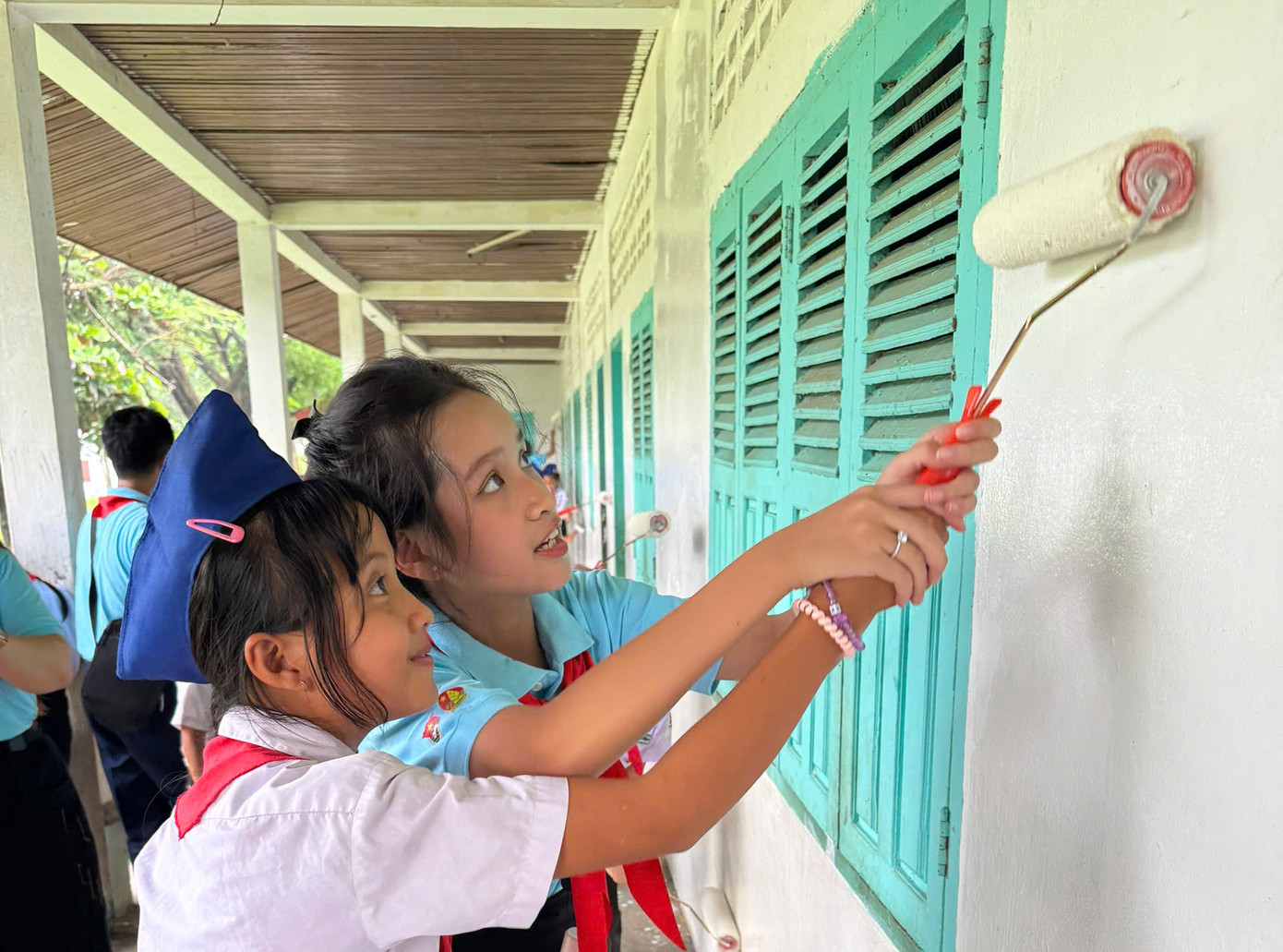 Thiếu niên hai nước tham gia hoạt sơn tường lớp học. Ảnh: BTC Thiếu niên hai nước tham gia hoạt sơn tường lớp học. Ảnh: BTC