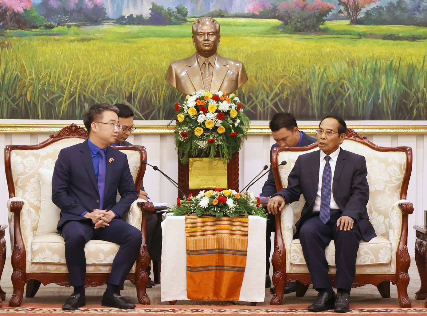 Bí thư T.Ư Đoàn, Chủ tịch Hội LHTN Việt Nam Nguyễn Tường Lâm và Thường trực Ban Bí thư T.Ư Đảng, Phó Chủ tịch nước Lào Bounthong Chitmany trao đổi tại buổi tiếp kiến. Ảnh: BTC Bí thư T.Ư Đoàn, Chủ tịch Hội LHTN Việt Nam Nguyễn Tường Lâm và Thường trực Ban Bí thư T.Ư Đảng, Phó Chủ tịch nước Lào Bounthong Chitmany trao đổi tại buổi tiếp kiến. Ảnh: BTC