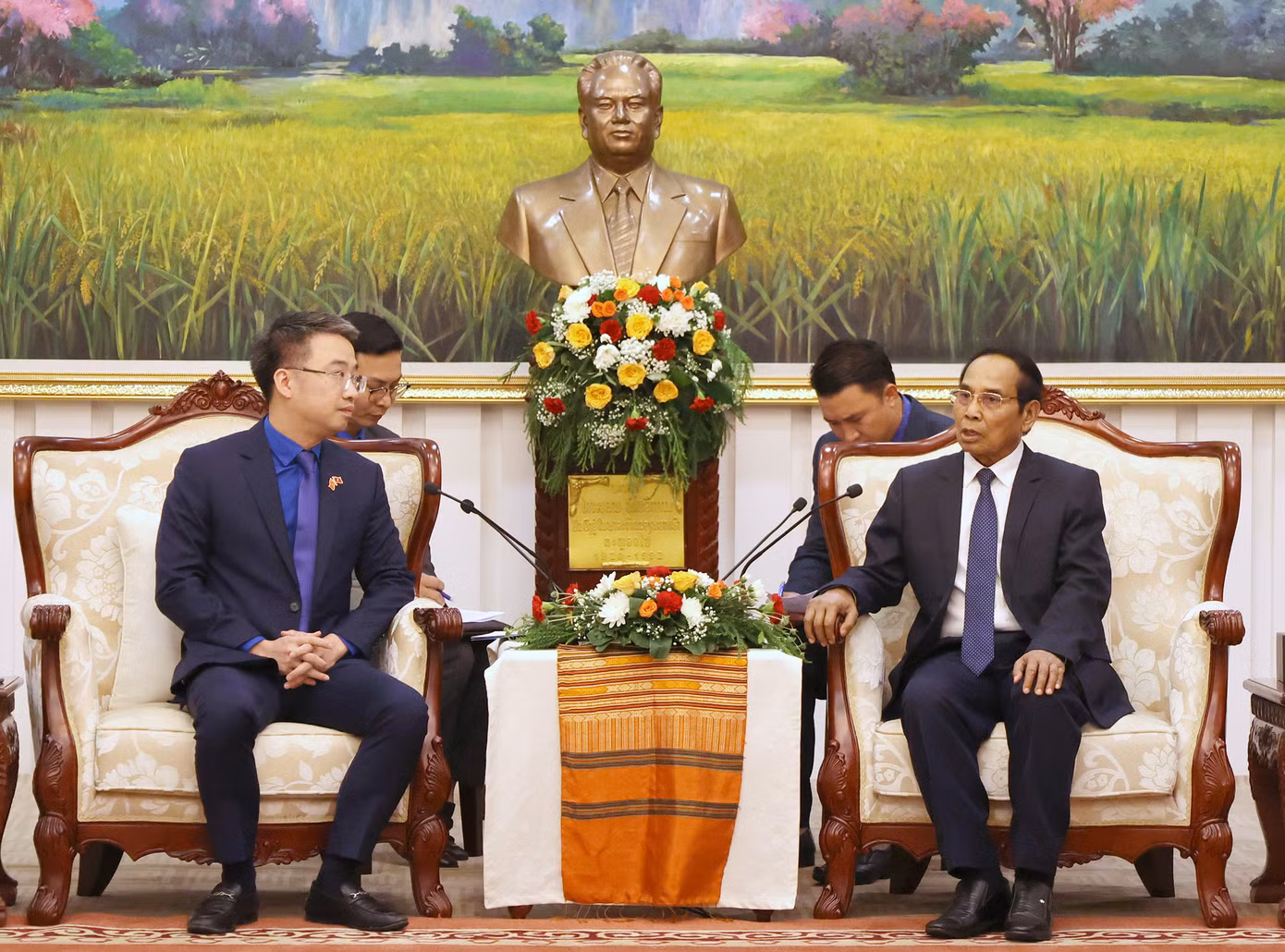 Bí thư T.Ư Đoàn, Chủ tịch Hội LHTN Việt Nam Nguyễn Tường Lâm và Thường trực Ban Bí thư T.Ư Đảng, Phó Chủ tịch nước Lào Bounthong Chitmany trao đổi tại buổi tiếp kiến. Ảnh: BTC