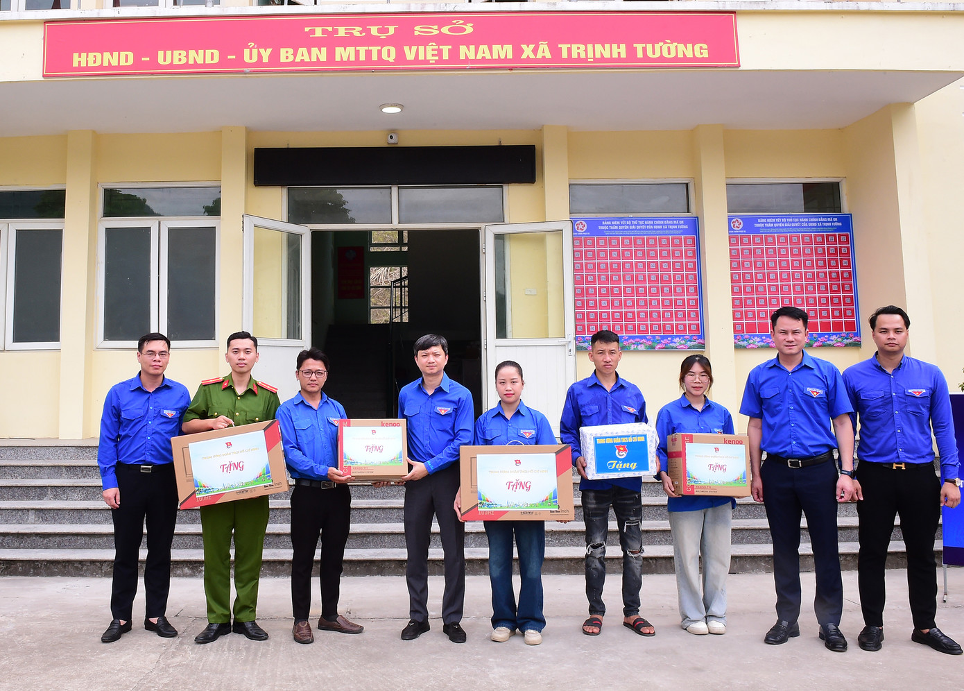 Bí thư T.Ư Đoàn Nguyễn Minh Triết tặng đội hình thanh niên tình nguyện hỗ trợ chính quyền và nhân dân vận hành mô hình chính quyền địa phương 2 cấp. Ảnh: Xuân Tùng