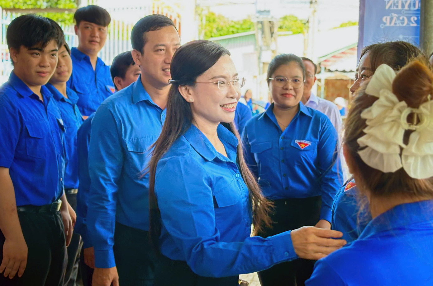 Chị Nguyễn Phạm Duy Trang thăm, động viên các tình nguyện viên làm nhiệm vụ tại xã Đông Thành; trao đổi với lãnh đạo địa phương. Ảnh: BTC Chị Nguyễn Phạm Duy Trang thăm, động viên các tình nguyện viên làm nhiệm vụ tại xã Đông Thành; trao đổi với lãnh đạo địa phương. Ảnh: BTC