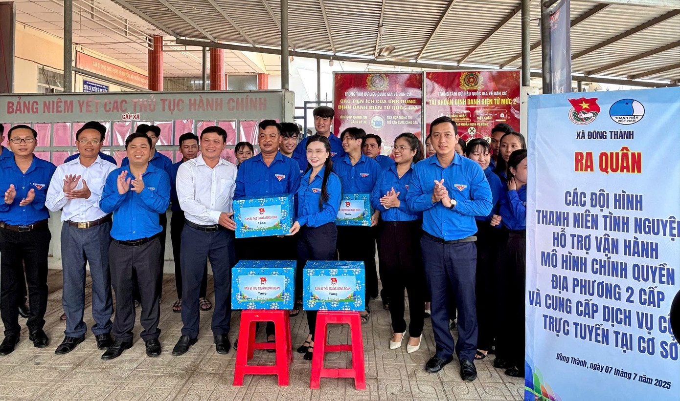 Chị Nguyễn Phạm Duy Trang tặng quà đội tình nguyện làm nhiệm vụ tại xã Đông Thành. Ảnh: BTC Chị Nguyễn Phạm Duy Trang tặng quà đội tình nguyện làm nhiệm vụ tại xã Đông Thành. Ảnh: BTC