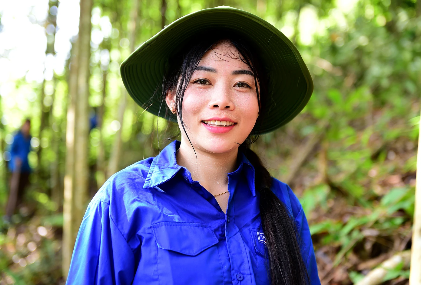 Bạn Bàn Thị Lan tham gia thu hoạch cây quế giúp hộ dân, để giải phóng mặt bằng phục vụ công trình điện quốc gia. Ảnh: Xuân Tùng